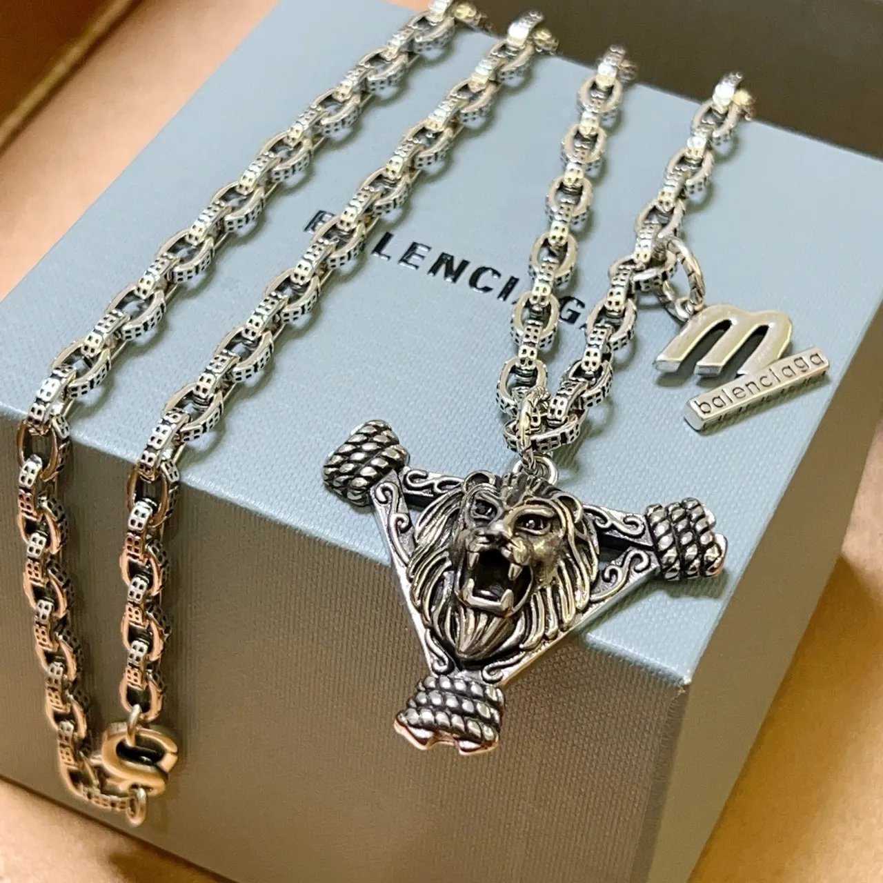 Balenciaga قلادة أسد سلسلة فضية 6