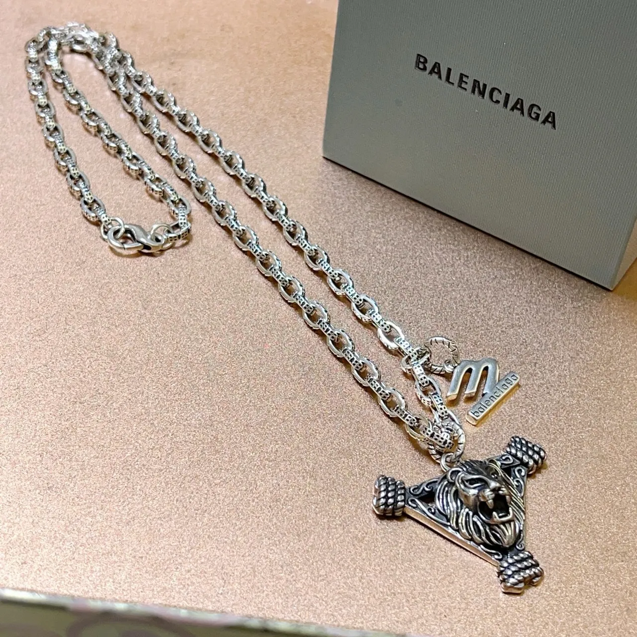 Balenciaga قلادة أسد سلسلة فضية 7