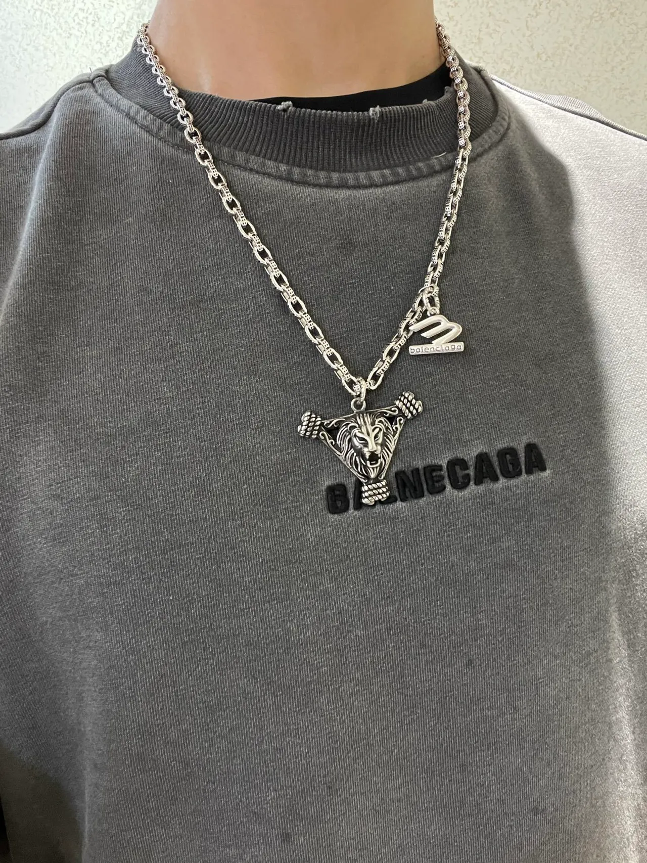 Balenciaga قلادة أسد سلسلة فضية 8