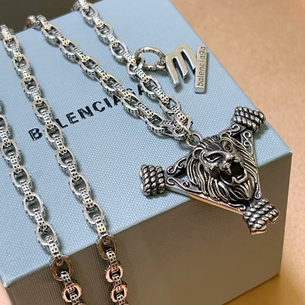 Balenciaga قلادة أسد سلسلة فضية 9