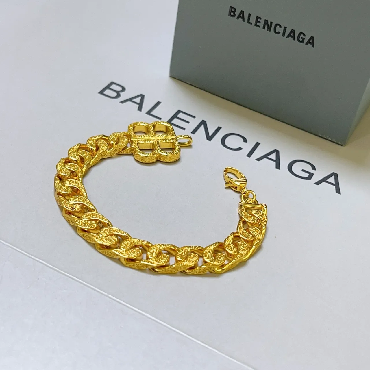 Balenciaga سوار مزخرف بلون ذهبي مع حلقات كيرب لينك 3
