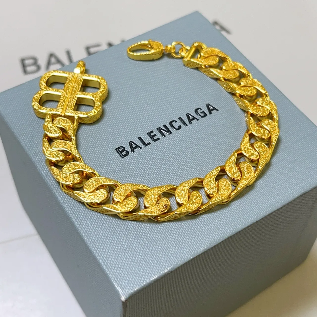 Balenciaga سوار مزخرف بلون ذهبي مع حلقات كيرب لينك 6