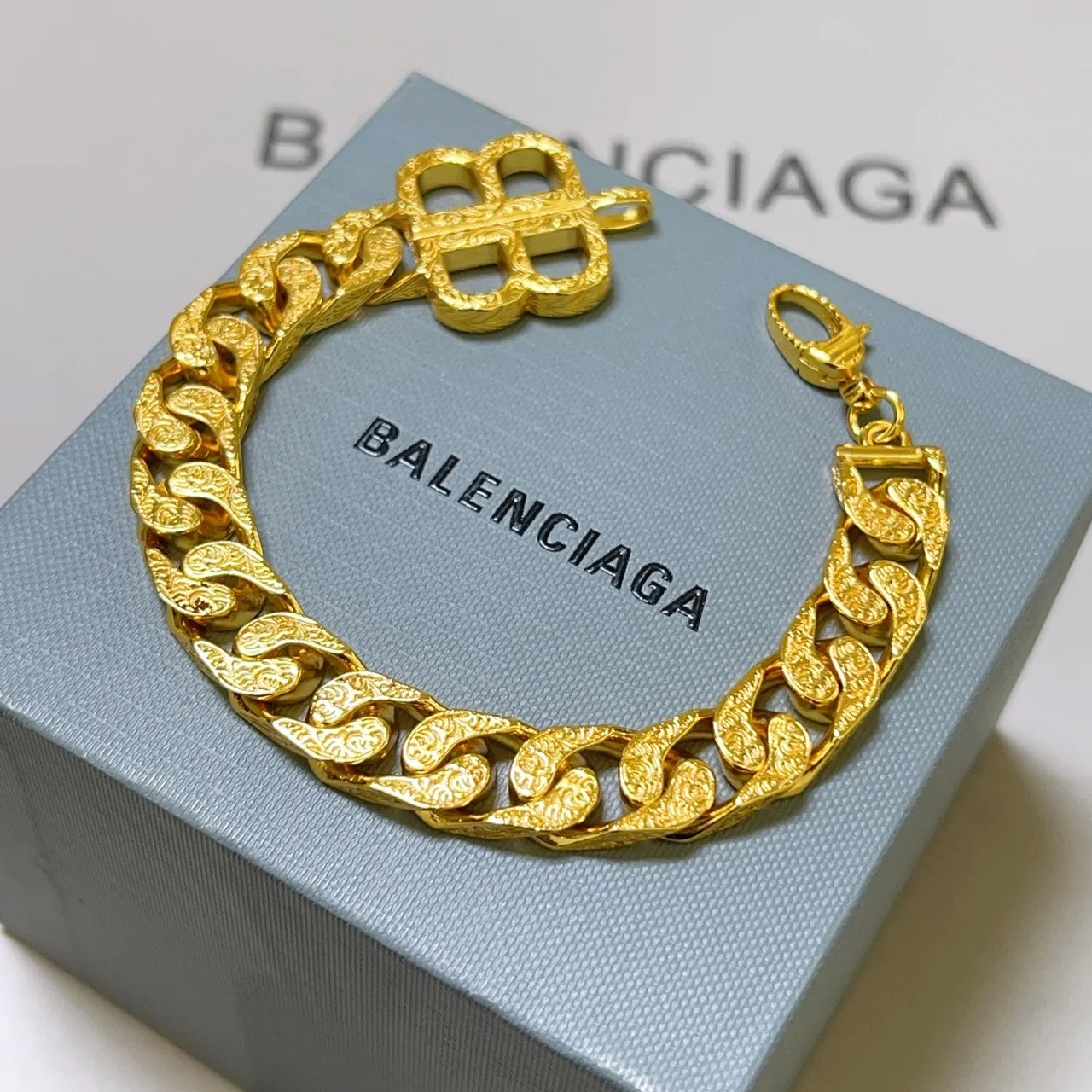 Balenciaga سوار مزخرف بلون ذهبي مع حلقات كيرب لينك 9