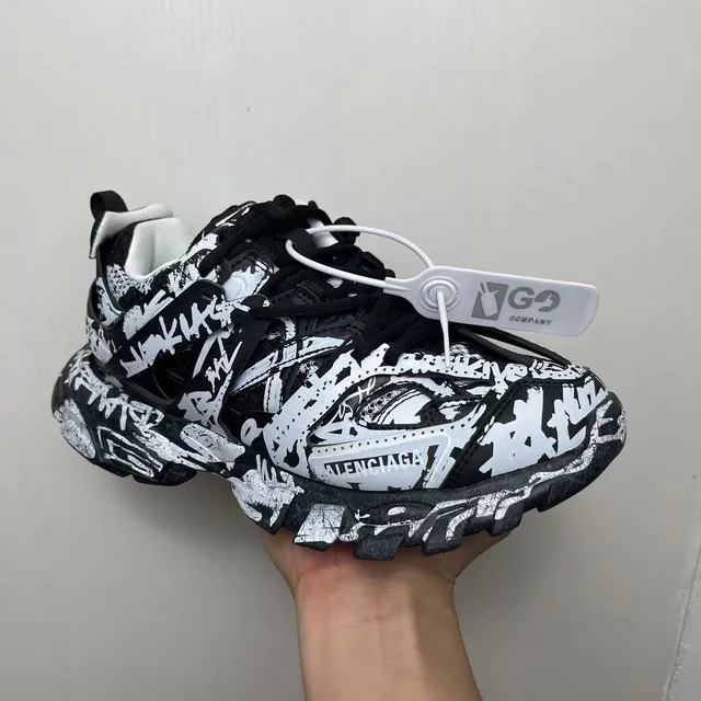 Balenciaga Runner Graffiti-Print Sneakers Chunky Preto e Branco 2