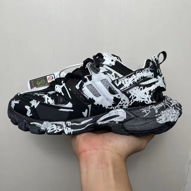 Balenciaga Runner Graffiti-Print Sneakers Chunky Preto e Branco 3