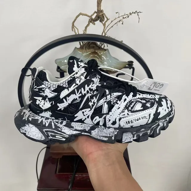 Balenciaga Runner Graffiti-Print Sneakers Chunky Preto e Branco 4