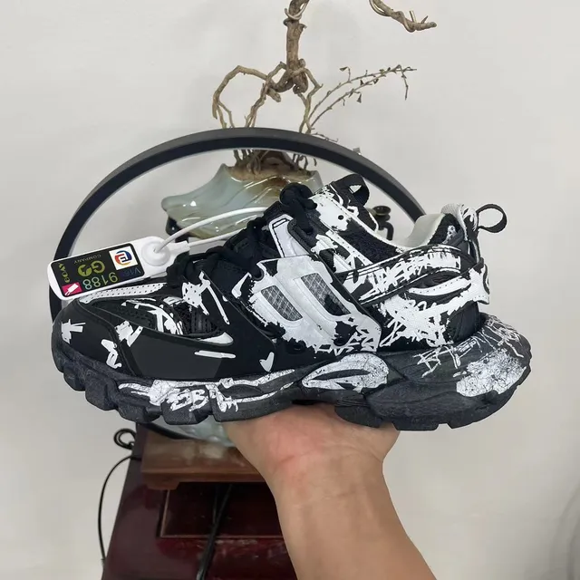 Balenciaga Runner Graffiti-Print Sneakers Chunky Preto e Branco 5