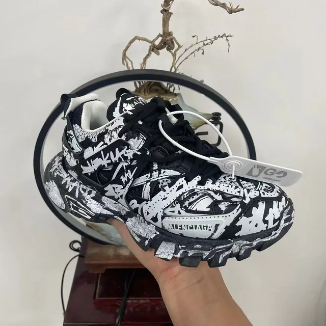 Balenciaga Runner Graffiti-Print Sneakers Chunky Preto e Branco 7