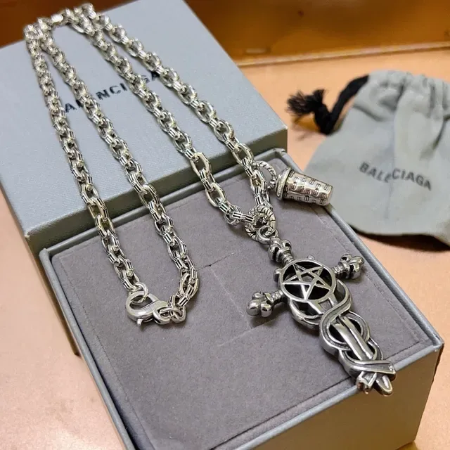 Colar Balenciaga Prata Occult Cross 2