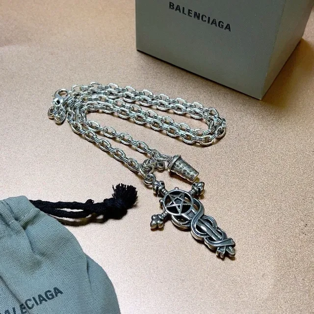 Colar Balenciaga Prata Occult Cross 3