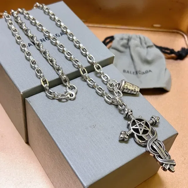 Colar Balenciaga Prata Occult Cross 8