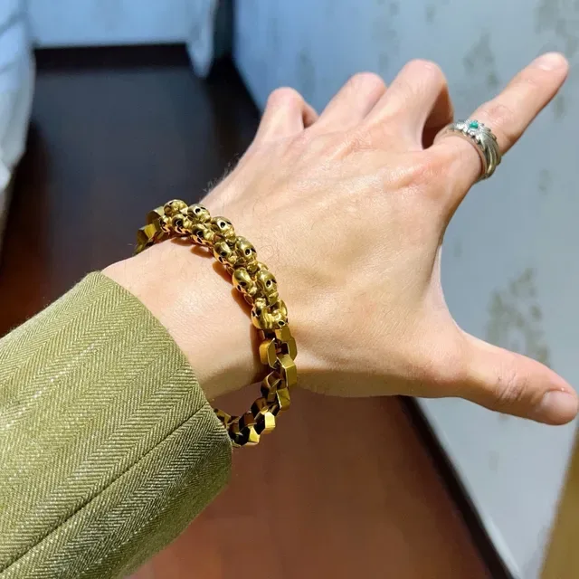 Balenciaga Pulseira Corrente Crânio Metal Dourado 4