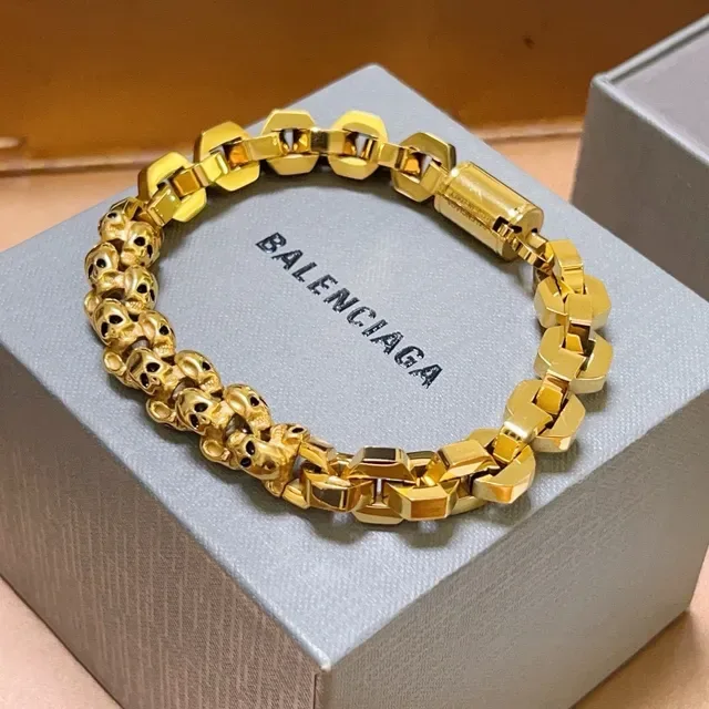 Balenciaga Pulseira Corrente Crânio Metal Dourado 6