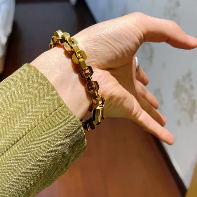 Balenciaga Pulseira Corrente Crânio Metal Dourado 7