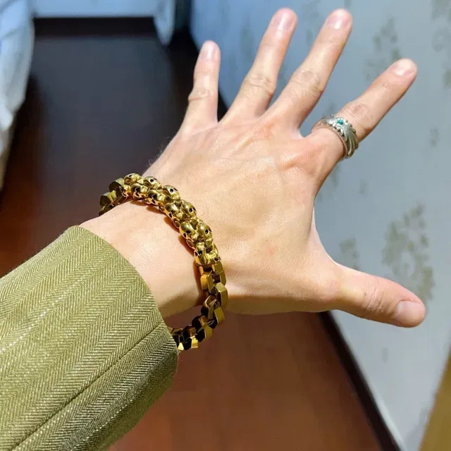 Balenciaga Pulseira Corrente Crânio Metal Dourado 8