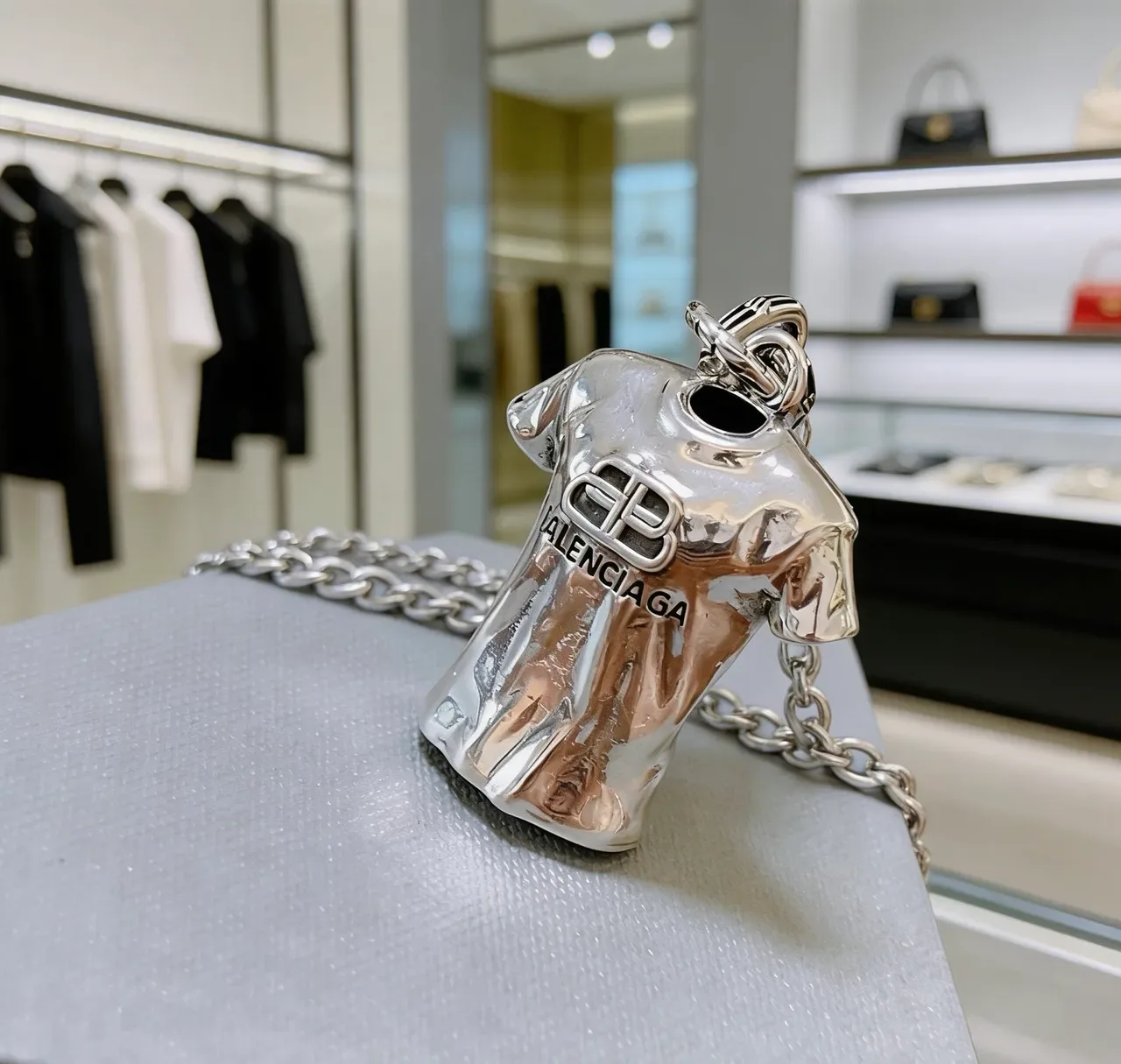 Balenciaga T-Shirt Necklace রূপালী মোটা ওভাল লিংক চেইন খোদাই করা পেন্ডেন্ট নেকলেস 4