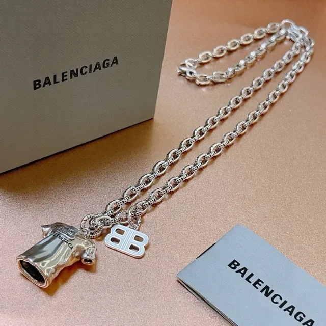 Balenciaga T-Shirt Pendant Collier Chaîne Argent 2