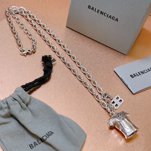 Balenciaga T-Shirt Pendant Collier Chaîne Argent 4