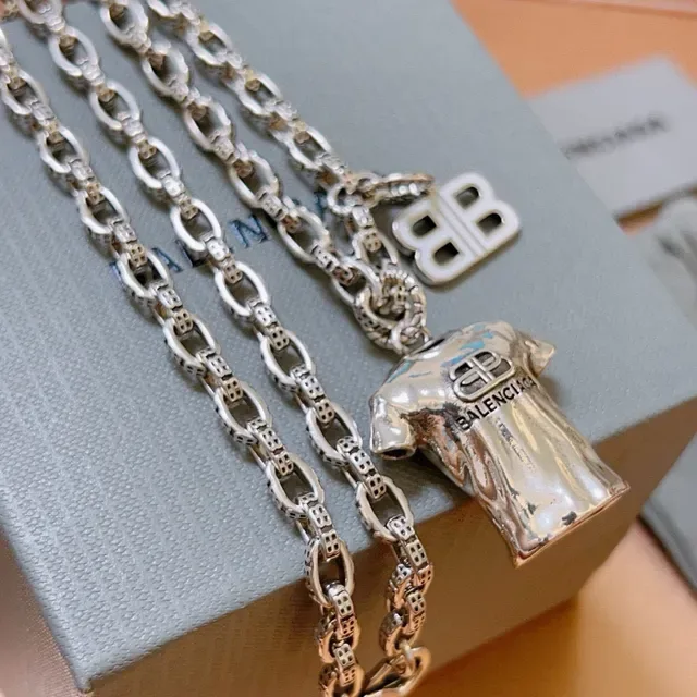 Balenciaga T-Shirt Pendant Collier Chaîne Argent 6