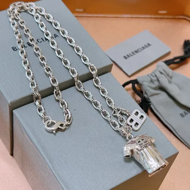 Balenciaga T-Shirt Pendant Collier Chaîne Argent 9