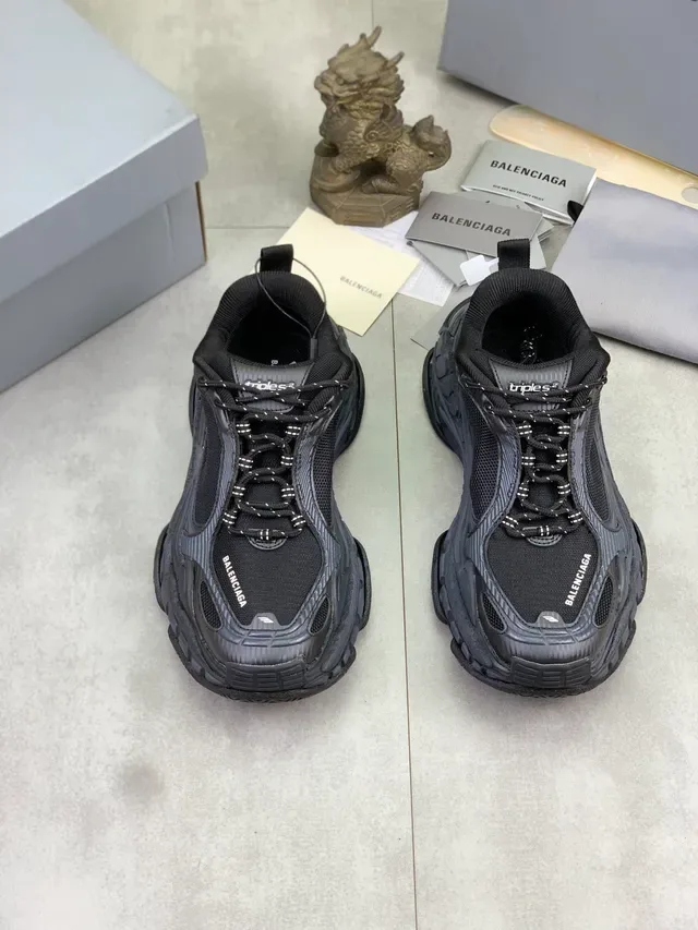 Zapatillas Chunky Balenciaga Triple S negras 4