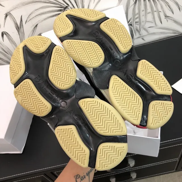 Balenciaga Triple S pretos creme vermelhos cinza tênis chunky 3