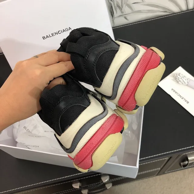 Balenciaga Triple S pretos creme vermelhos cinza tênis chunky 4