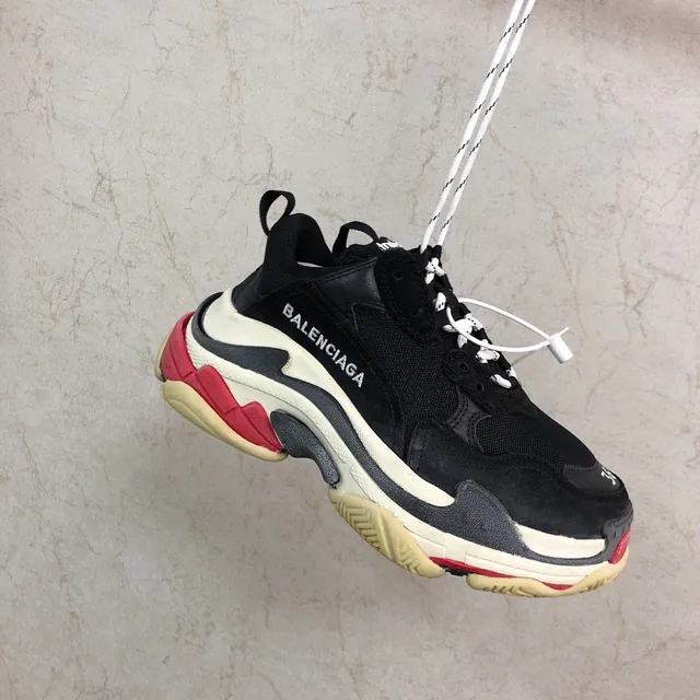 Balenciaga Triple S pretos creme vermelhos cinza tênis chunky 5