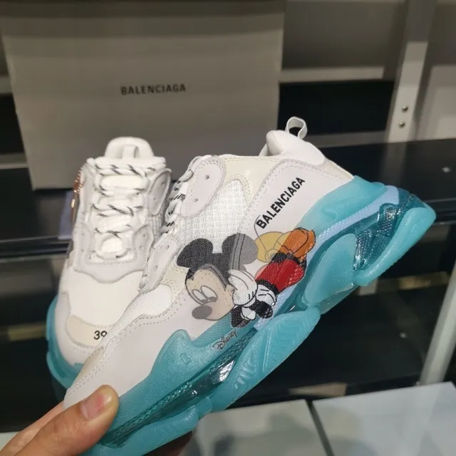 Balenciaga Triple S Mickey Mouse tênis brancos e ciano chunky 8