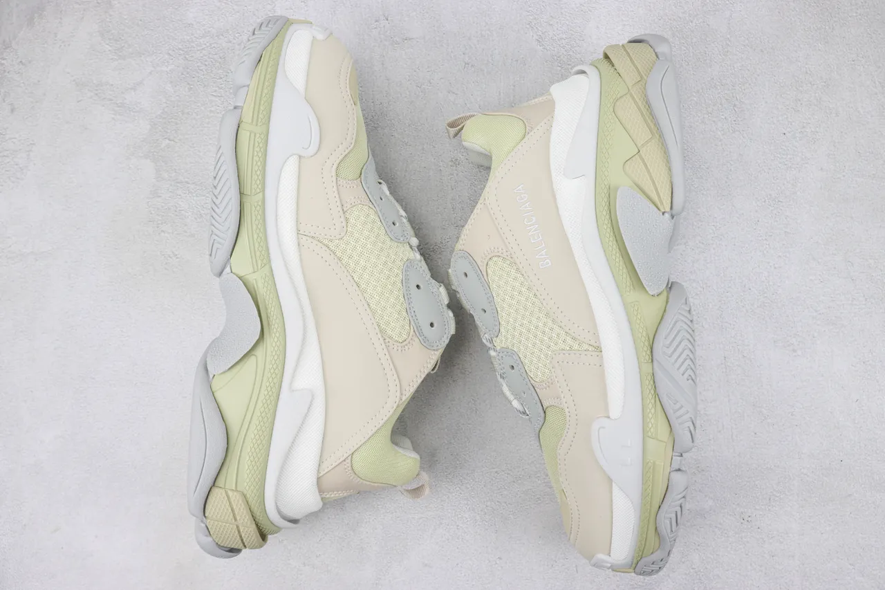 Balenciaga Triple S bege verde pálido tênis chunky 2