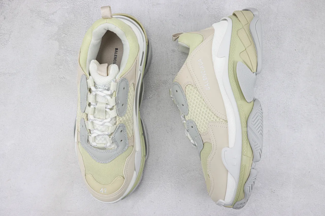 Balenciaga Triple S bege verde pálido tênis chunky 3