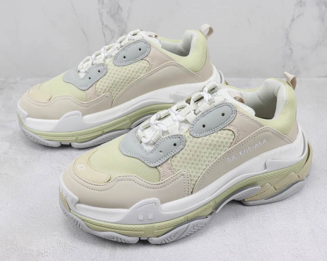 Balenciaga Triple S bege verde pálido tênis chunky 4