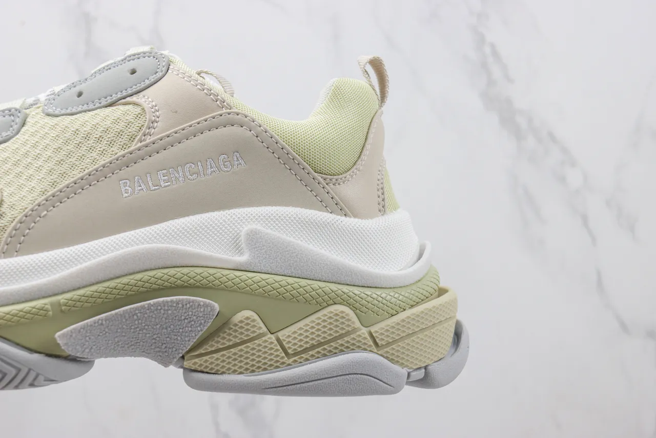 Balenciaga Triple S bege verde pálido tênis chunky 7