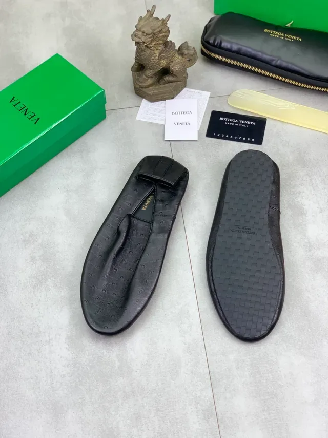 Bottega Veneta Mocassim Preto Dourado Couro de Avestruz Embossado Slip-On 5