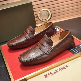 Bottega Veneta 棕米色鸵鸟皮豆豆鞋