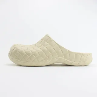 Bottega Veneta Cassette Clog حذاء خشبي منسوج بلون بيج
