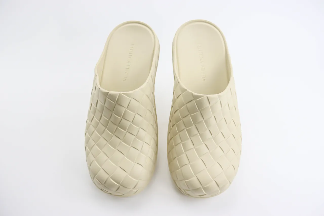 Bottega Veneta Cassette Clog حذاء خشبي منسوج بلون بيج 2
