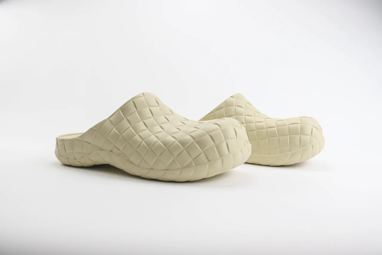 Bottega Veneta Cassette Clog حذاء خشبي منسوج بلون بيج 3