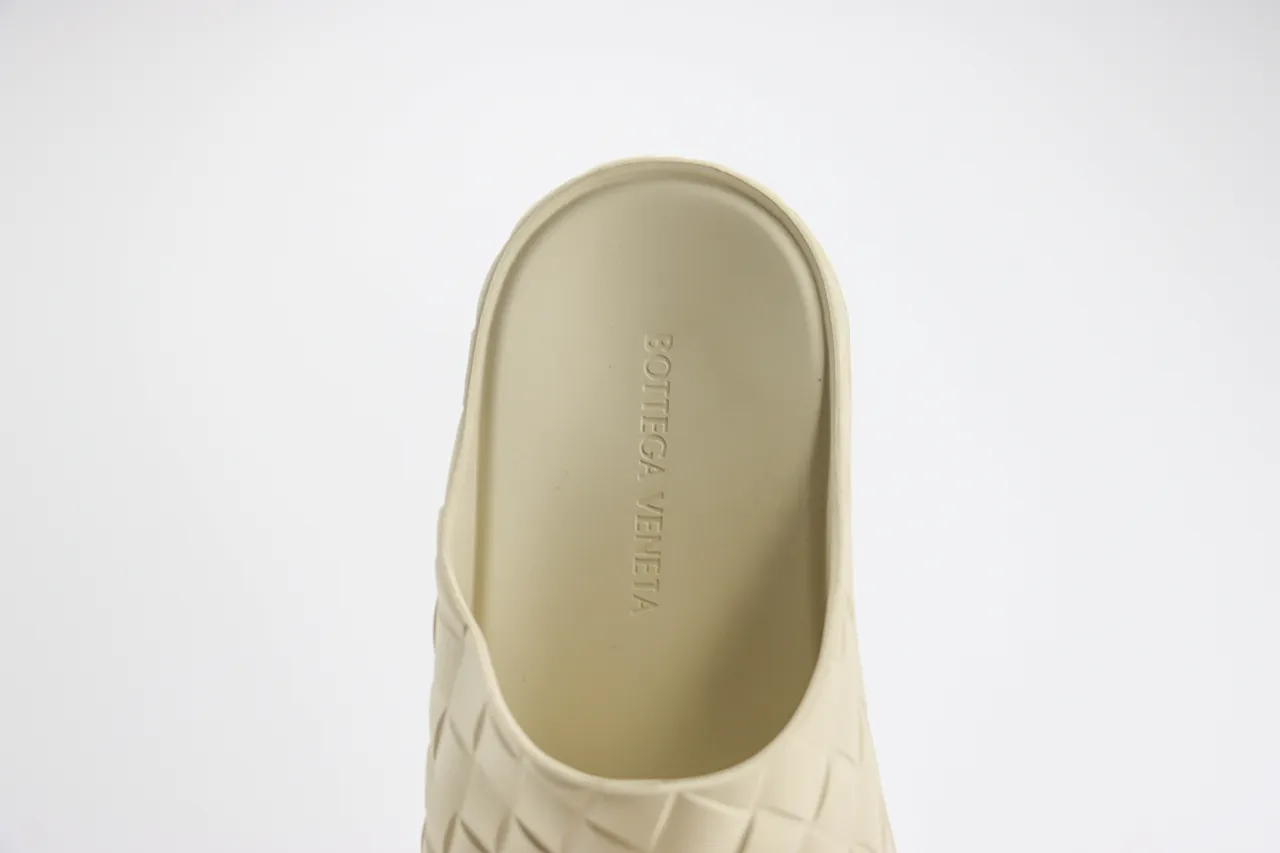 Bottega Veneta Cassette Clog حذاء خشبي منسوج بلون بيج 4