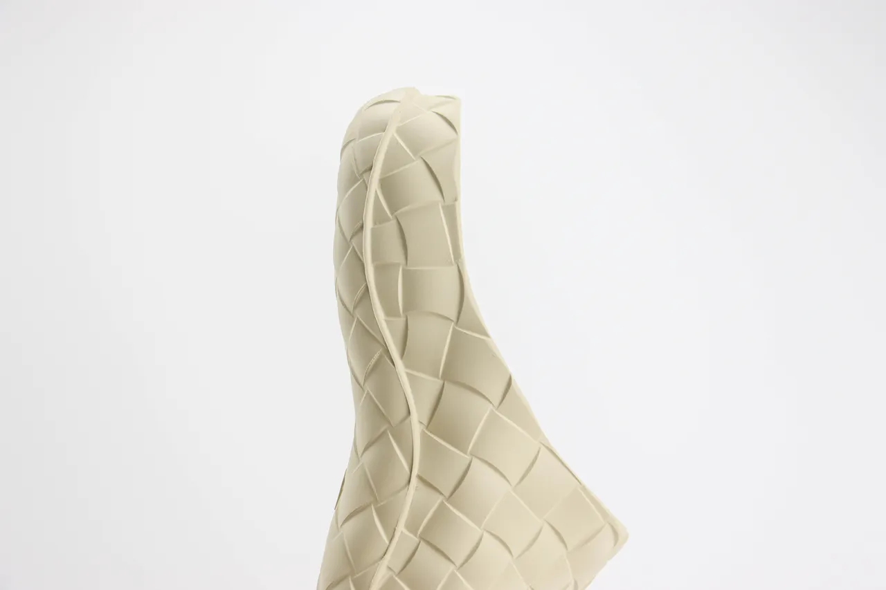 Bottega Veneta Cassette Clog حذاء خشبي منسوج بلون بيج 5