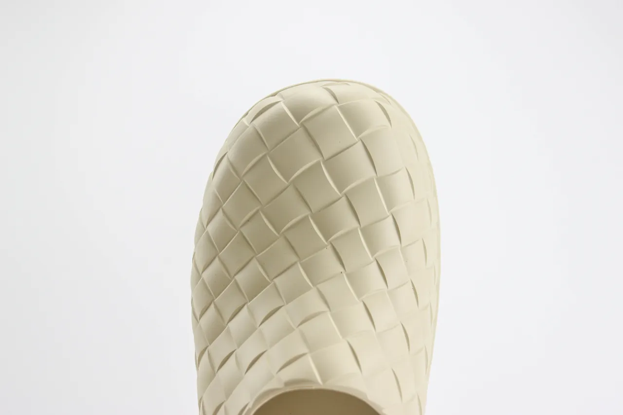 Bottega Veneta Cassette Clog حذاء خشبي منسوج بلون بيج 6