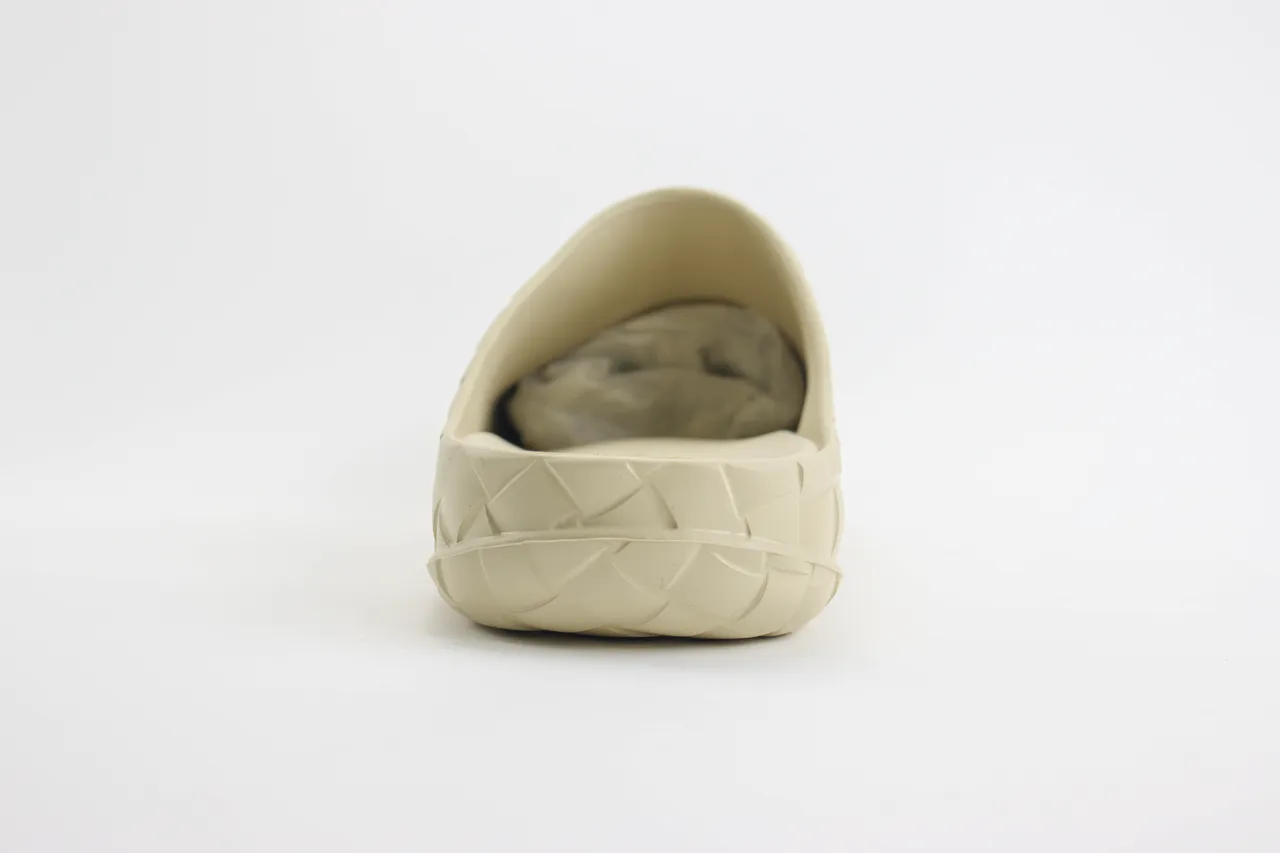 Bottega Veneta Cassette Clog حذاء خشبي منسوج بلون بيج 7