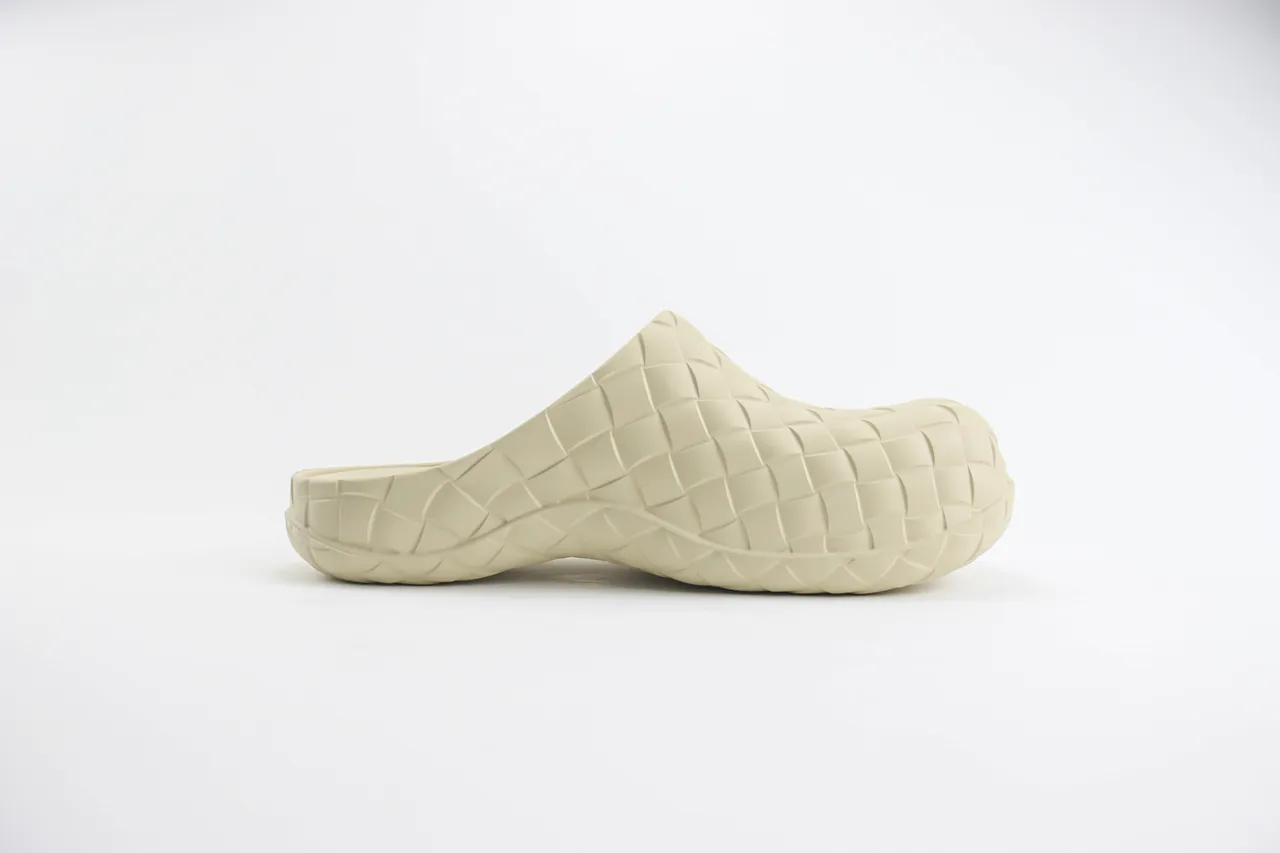 Bottega Veneta Cassette Clog حذاء خشبي منسوج بلون بيج 8