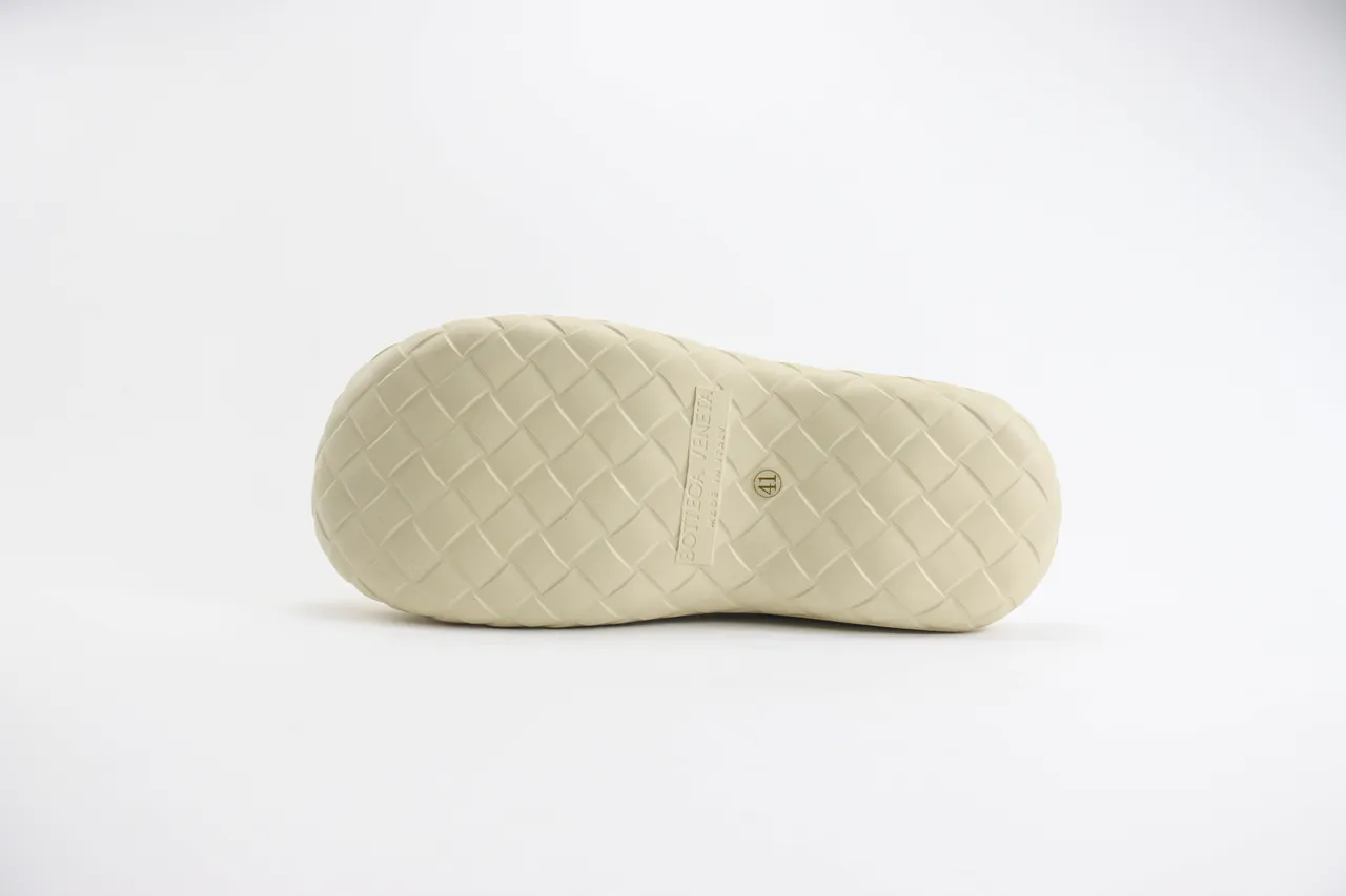 Bottega Veneta Cassette Clog حذاء خشبي منسوج بلون بيج 9
