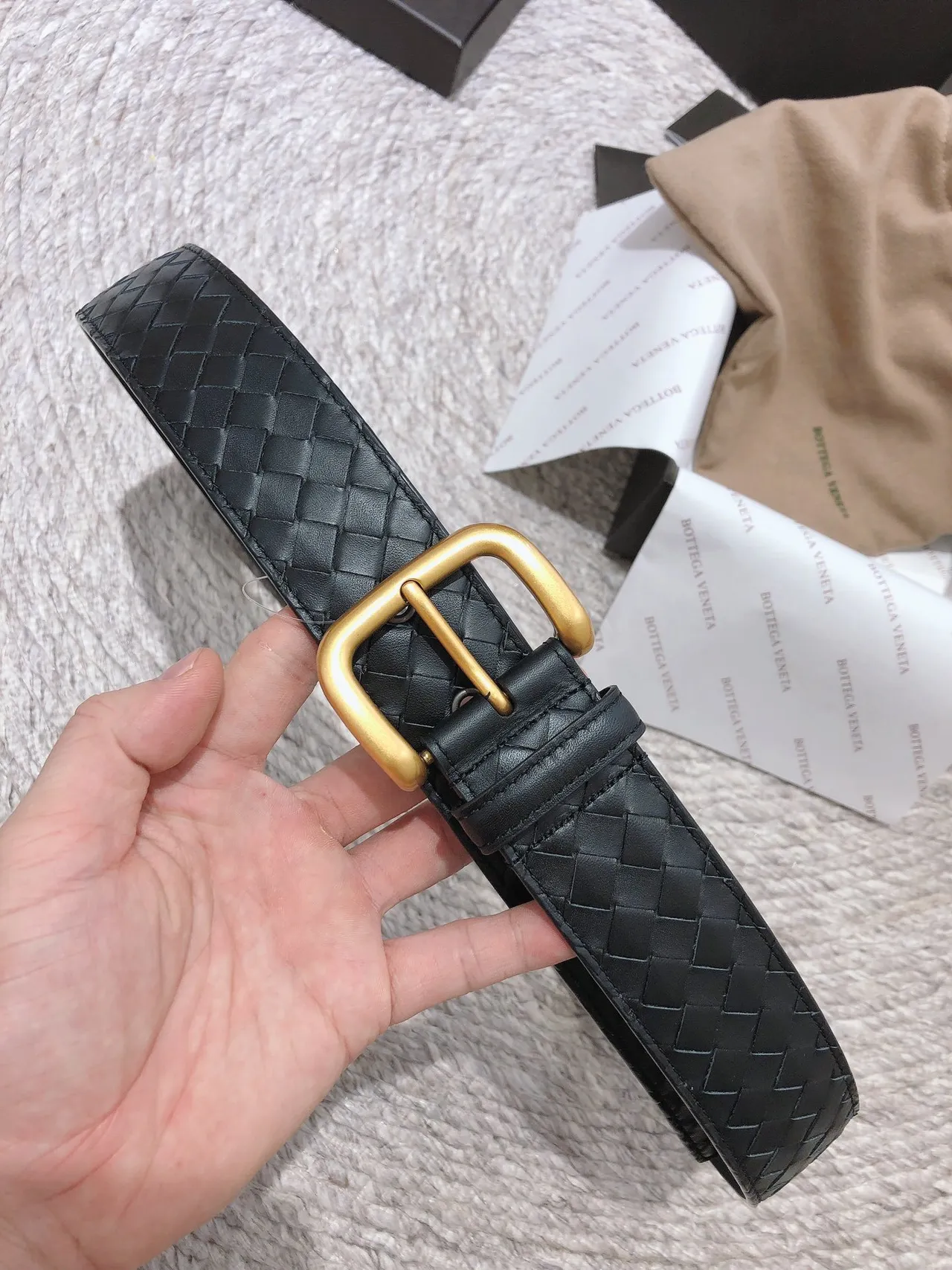 Bottega Veneta Cassette Intrecciato حزام جلد أسود 8