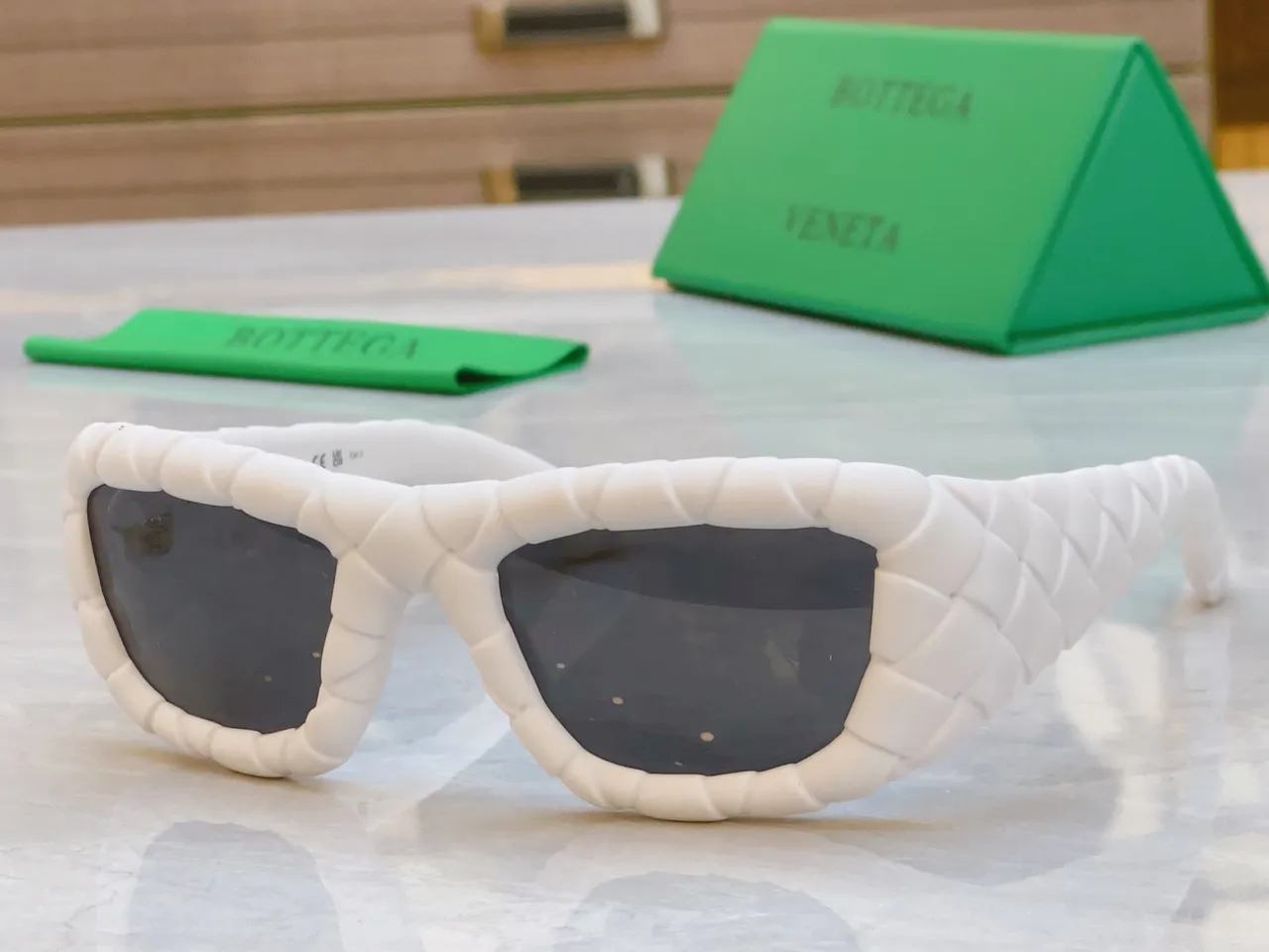 Bottega Veneta Cassette Intrecciato نظارات شمسية بإطار منسوج 4