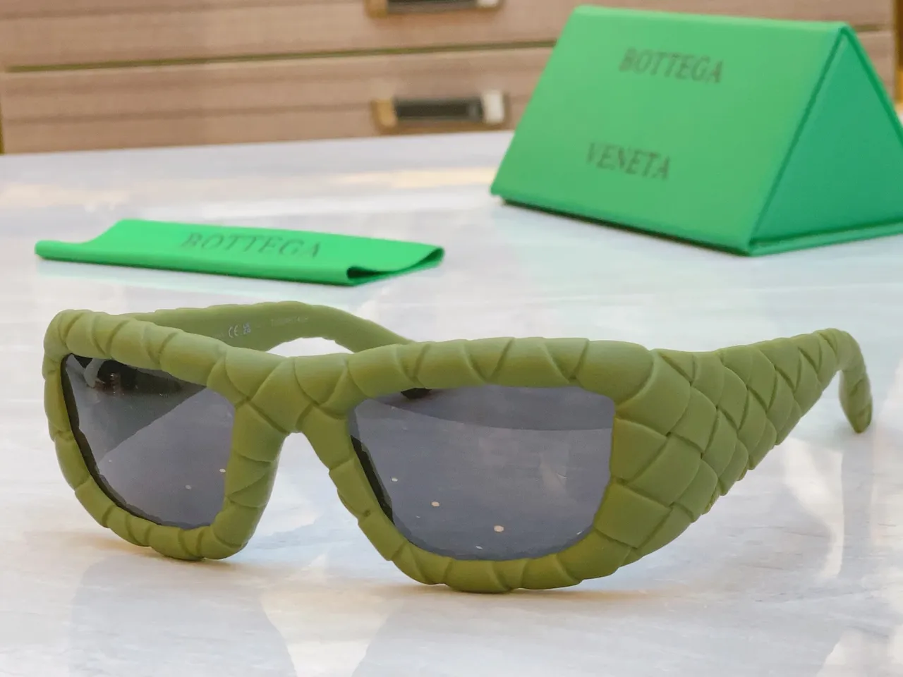 Bottega Veneta Cassette Intrecciato نظارات شمسية بإطار منسوج 8
