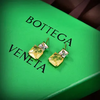 Bottega Veneta सोने की हरी डबल-स्टोन स्क्वेयर-कट ईयरिंग्स