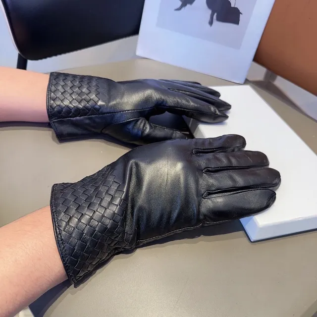 Bottega Veneta Intrecciato Cuff Gants en cuir noir 2