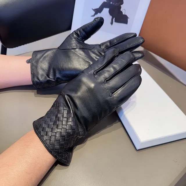 Bottega Veneta Intrecciato Cuff Gants en cuir noir 3